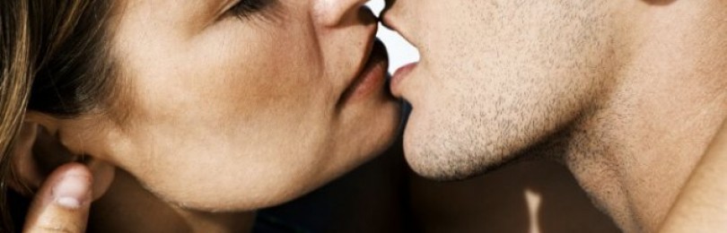 Как возбудить парня поцелуем: чувствительные зоны мужского тела